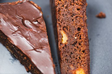 Çikolatalı kek ya da sadece browni çikolatalı bir şekerdir. Brownie 'ler çeşitli şekillerde gelir ve yoğunluklarına bağlı olarak kabarık ya da kekimsi olabilirler..