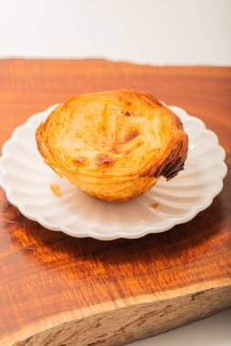 Bu lezzetli Portekiz turtası kremalı muhallebi ile doldurulmuş puf böreğinden yapılmıştır..