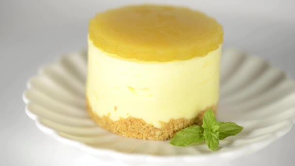 Creamy Petite Mango Cheesecake Mango Jelly Wholewheat Biscuit Crumb Base — Stock Video