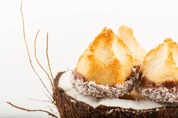 Fresh Homemade Delicious Coconut Macaroons Dipped Milk Chocolate Shredded Coconut — Stock Photo, Image
