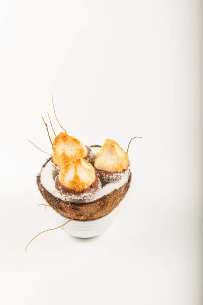 Macaroons Coco Deliciosos Caseiros Frescos Mergulhados Chocolate Leite Coco Desfiado — Fotografia de Stock