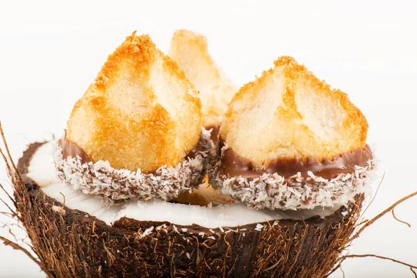 Čerstvé Domácí Lahodné Kokosové Makróny Namočené Mléčné Čokoládě Strouhaném Kokosu — Stock fotografie