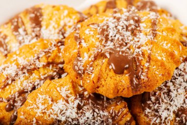 Çikolatalı taze tarçınlı kurabiye ve hindistan cevizi..