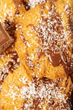 Çikolatalı taze tarçınlı kurabiye ve hindistan cevizi..