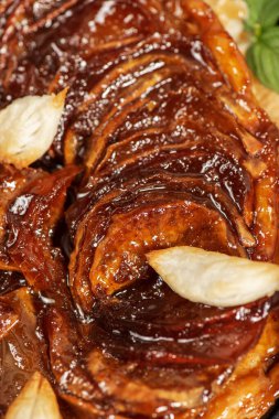 Tatlı kırmızı elma, karamel ve puf böreği ile nefis elmalı tarte tatin.