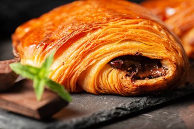 Nefis altın sarısı fırında pişmiş Acılı çikolatalı. 