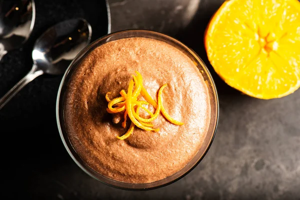 Mousse Chocolate Naranja Claro Aireado Con Hebras Naranja Decorativas — Foto de Stock