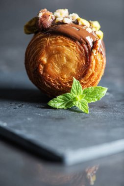 Petite Supreme Croissant New York Rolls olarak da bilinir. Çiselemeli çikolata, ezilmiş şam fıstığı ve fındıklı..