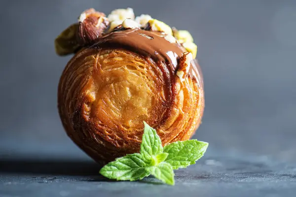 Petite Supreme Croissant Також Відомий Нью Йорк Роллз Висушеним Шоколадом — стокове фото