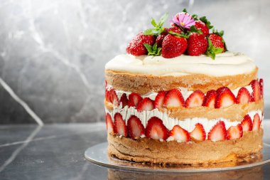 Lezzetli kremalı ve taze çilekli Victoria Sponge Pastası.