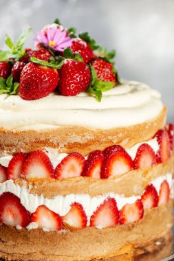 Lezzetli kremalı ve taze çilekli Victoria Sponge Pastası.