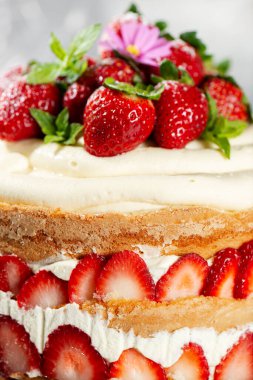 Lezzetli kremalı ve taze çilekli Victoria Sponge Pastası.