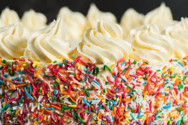 Delicious Birthday Themed Butter Cake Buttercream Icing Rainbow Sprinkles — Stock Photo, Image