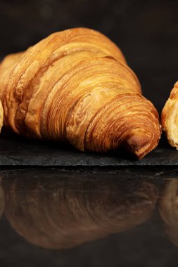 Ayrıntılı, çıtır çıtır, gevrek ve lezzetli kruvasan.