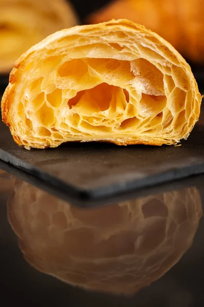 Close Detalhado Croissants Crocantes Crocantes Escamosos Deliciosos — Fotografia de Stock