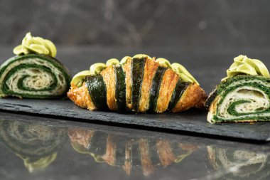 Ayrıntılı, çıtır çıtır, pullu ve lezzetli iki renkli kruvasan..