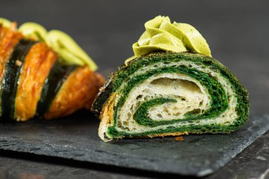 Ayrıntılı, çıtır çıtır, pullu ve lezzetli iki renkli kruvasan..