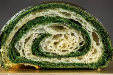 Ayrıntılı, çıtır çıtır, pullu ve lezzetli iki renkli kruvasan..