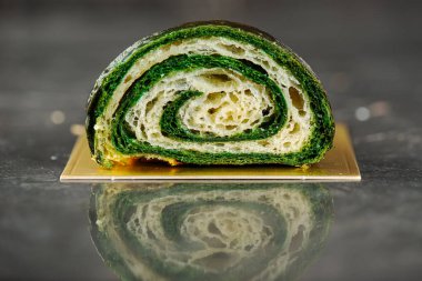 Ayrıntılı, çıtır çıtır, pullu ve lezzetli iki renkli kruvasan..