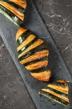 Ayrıntılı, çıtır çıtır, pullu ve lezzetli iki renkli kruvasan..