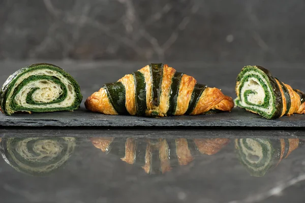 シャキッとした食感と パリッとした食感が特徴の2色クロワッサン — ストック写真