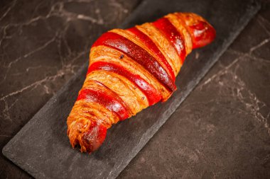 Çıtır çıtır, pul pul ve lezzetli el yapımı biseli aromalı kruvasan..