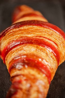 Çıtır çıtır, pul pul ve lezzetli el yapımı biseli aromalı kruvasan..