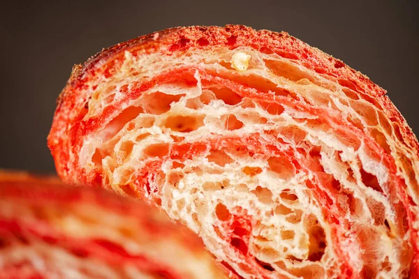 Detailní Záběr Křupavého Vločkovitého Lahodného Ručně Laminovaného Croissantu Příchutí Chilli — Stock fotografie