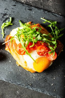 Ev yapımı leziz kahvaltı, Danimarka usulü yumurta, vişneli domates ve taze roket..