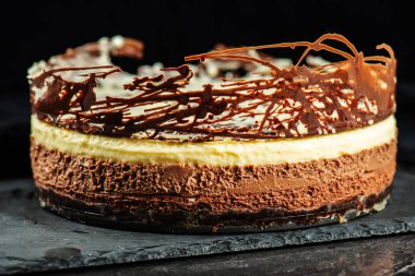 Kremalı ve üç katmanlı kremalı pasta. Koyu, sütlü ve beyaz çikolatalı. Çikolatalı bisküvi tabanlı..