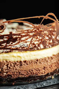 Kremalı ve üç katmanlı kremalı pasta. Koyu, sütlü ve beyaz çikolatalı. Çikolatalı bisküvi tabanlı..