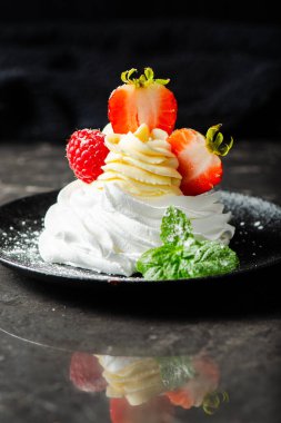 Taze çilek ve ahududu ile kaplı, Chantilly kreması ile doldurulmuş kremalı çıtır İtalyan kreması..