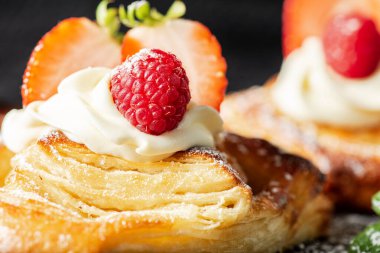 Chantilly kremalı ve taze meyveli Lezzetli taze Danimarka Pastası.