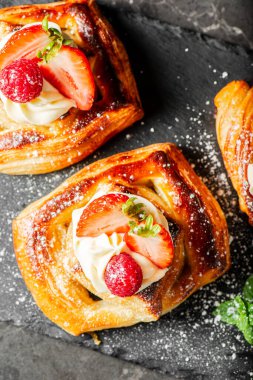 Chantilly kremalı ve taze meyveli Lezzetli taze Danimarka Pastası.