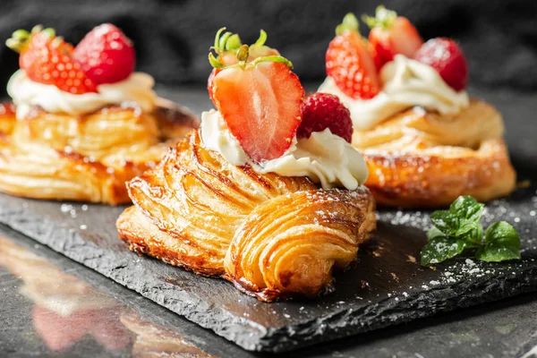 Deliciosa Pastelería Danesa Escamosa Recién Horneada Con Crema Chantilly Fruta — Foto de Stock