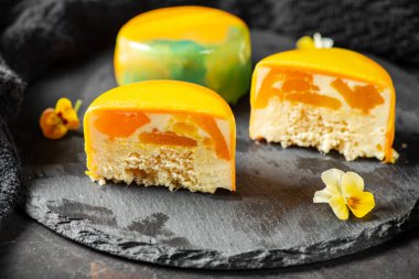 Gurme Entremet katmanlı sünger keki, mango jölesi ve köpükle kaplı ayna renkli ayna jölesiyle kaplı..