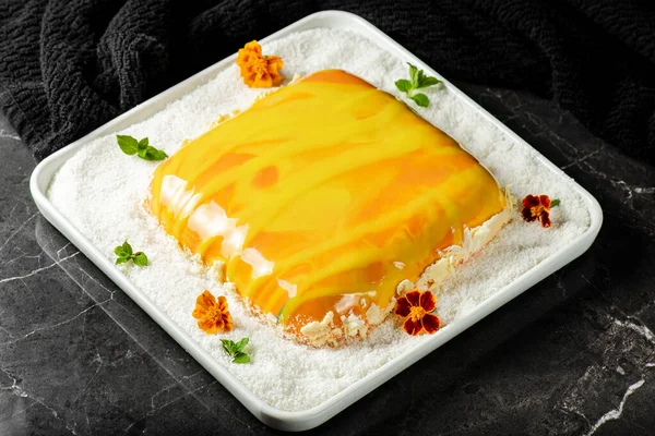 美食家们用层次分明的海绵蛋糕 芒果果冻 椰子酱果冻和香草慕斯 涂上一层热带彩色镜面的蛋糕 — 图库照片