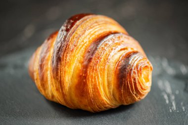 Ayrıntılı, çıtır çıtır, gevrek ve lezzetli bir kruvasan.