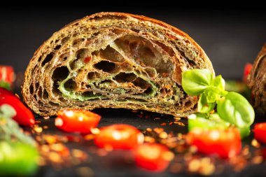 Jalapenolu ev yapımı üç renkli kruvasan, kuş gözü ve kırmızı biberli tereyağı..