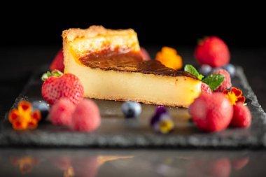 Ev yapımı kremalı tart, aynı zamanda flan passier ya da Parisli olarak da bilinir. Yumurta muhallebisiyle doldurulmuş kısayol tatlısından oluşan fırınlanmış bir hamur işi..