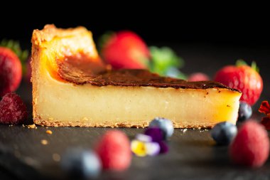 Ev yapımı kremalı tart, aynı zamanda flan passier ya da Parisli olarak da bilinir. Yumurta muhallebisiyle doldurulmuş kısayol tatlısından oluşan fırınlanmış bir hamur işi..