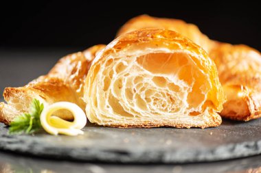 Lezzetli çıtır çıtır, yumuşak ve tereyağlı sade kruvasan ve güzel bir bal peteği..