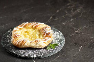 Ağız sulandırıcı elma ve kremalı Danimarka meyvesi üzerine de şekerleme..