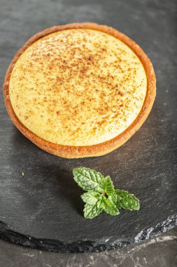 Lezzetli taze kremalı tart üzerine hindistan cevizi serpiştirilmiş.