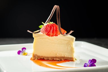 Bol peynirli kek ve kremalı Vanilyalı Panna Cotta ile kaplanmış tatlı. 