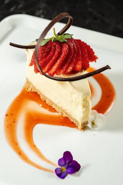Bol peynirli kek ve kremalı Vanilyalı Panna Cotta ile kaplanmış tatlı. 