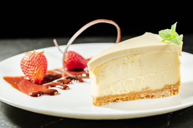 Bol peynirli kek ve kremalı Vanilyalı Panna Cotta ile kaplanmış tatlı. 