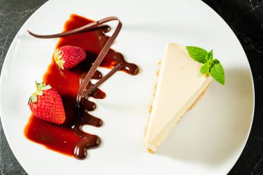 Bol peynirli kek ve kremalı Vanilyalı Panna Cotta ile kaplanmış tatlı. 