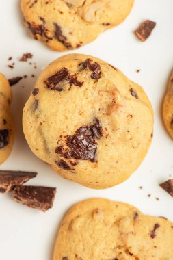 Taze pişmiş lezzetli siyah çikolata ve cevizli kurabiye.