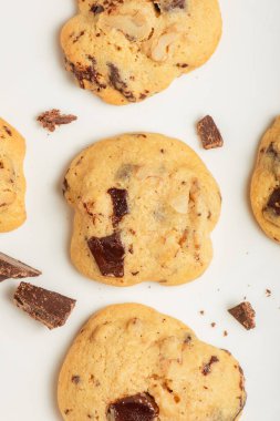 Taze pişmiş lezzetli siyah çikolata ve cevizli kurabiye.